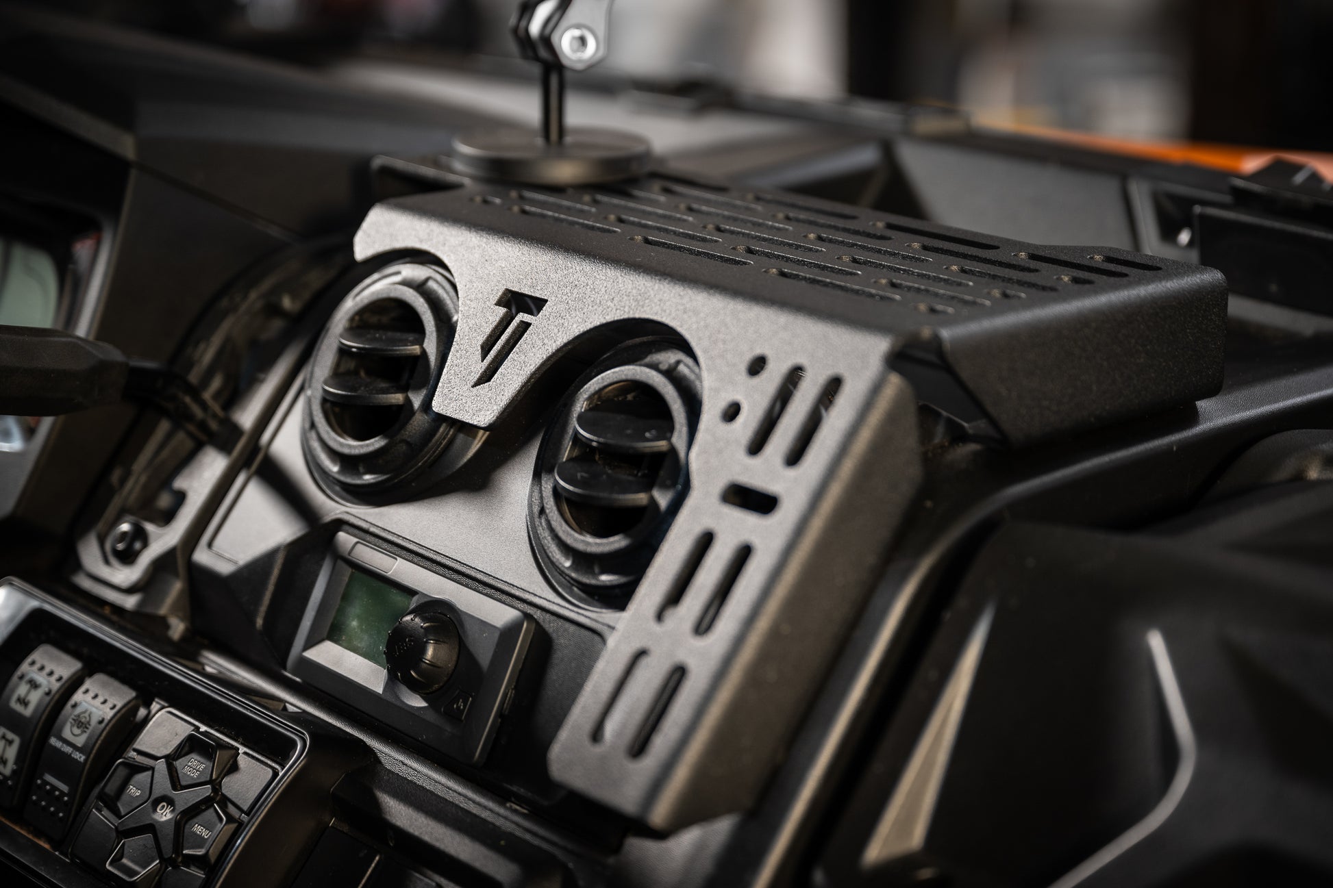 VERSA DASH | TABLET / PHONE / GPS MOUNT PLATE | CAN-AM DEFENDER - TRAIL ICON